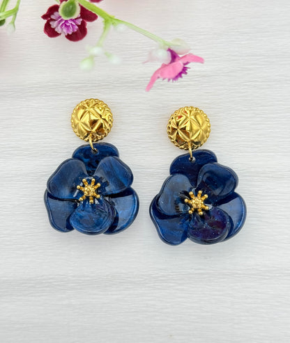 Blaue Blumenohrringe mit vergoldetem Stecker