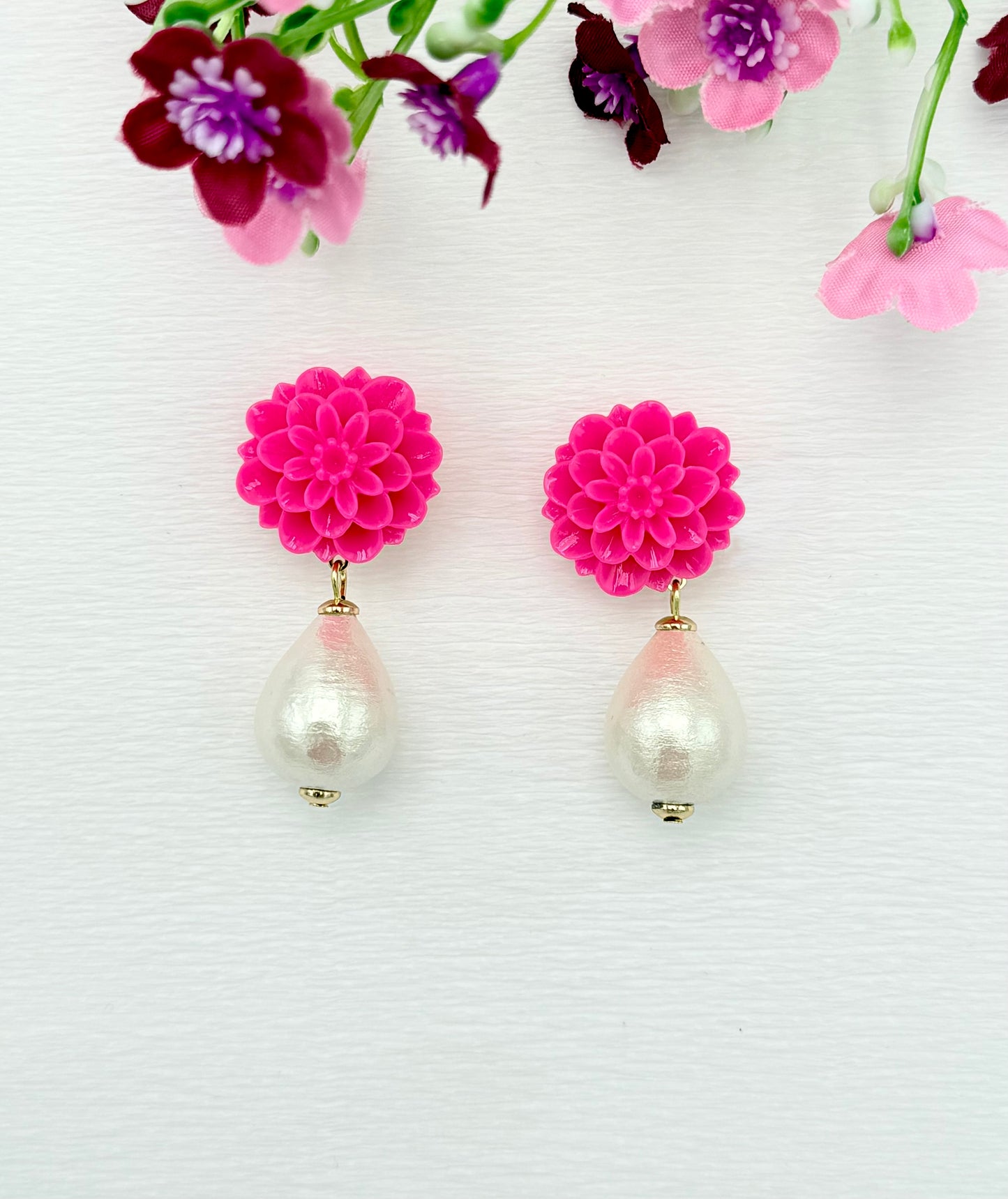Pinke Blumenohrringe mit leichten Baumwolltropfen