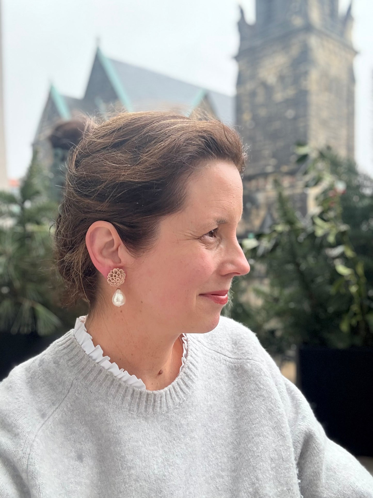 Elegante Blumenohrringe in Beige mit leichten Baumwolltropfen