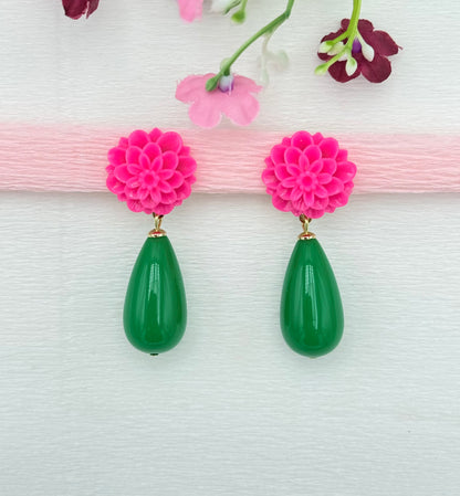 Pinke Blumen-Clips mit grünem Tropfen