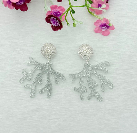 Silber schimmernde Korallenohrringe