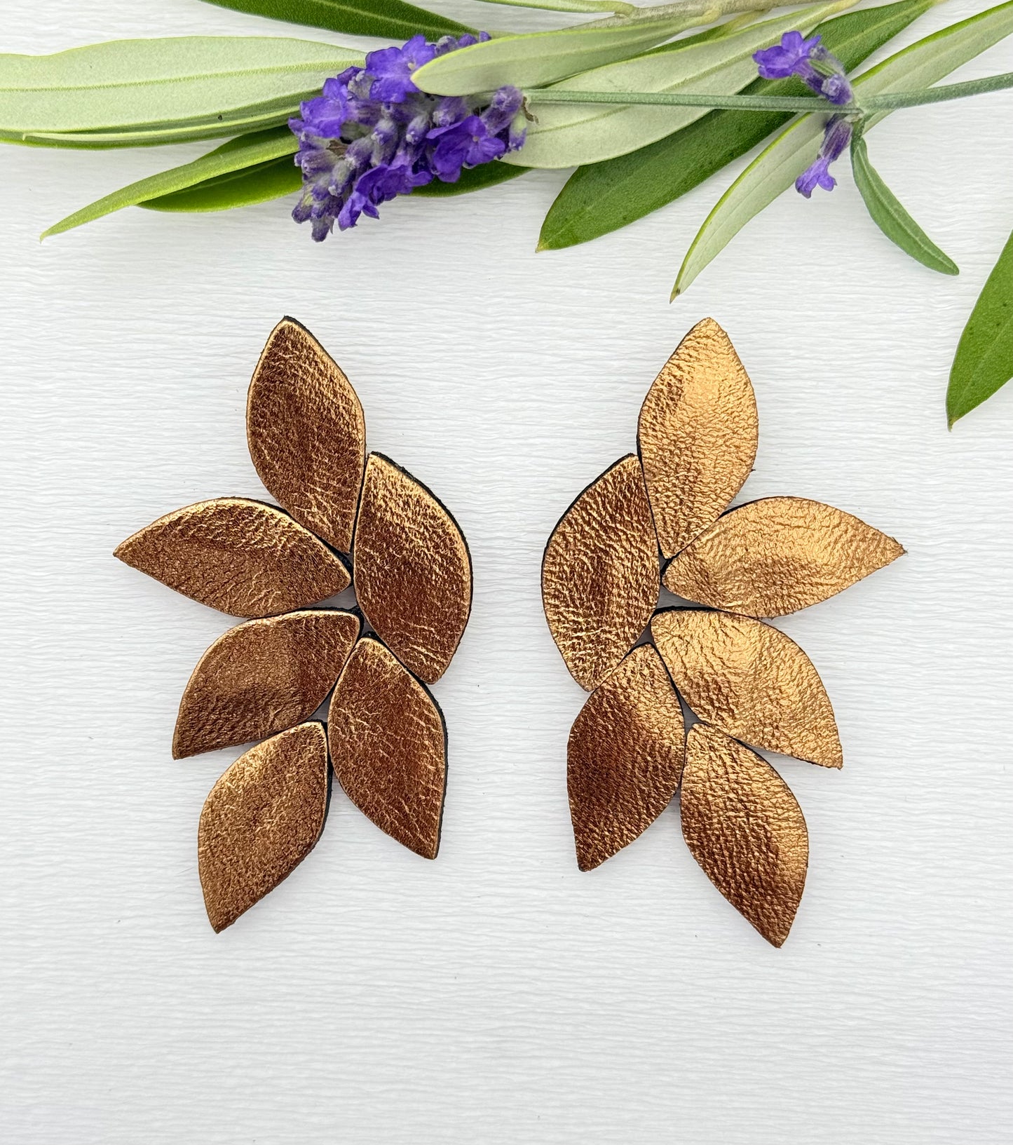 Edel schimmernde Ohrringe aus feinem Leder - echte Hingucker am Ohr