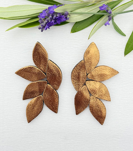 Edel schimmernde Ohrringe aus feinem Leder - echte Hingucker am Ohr