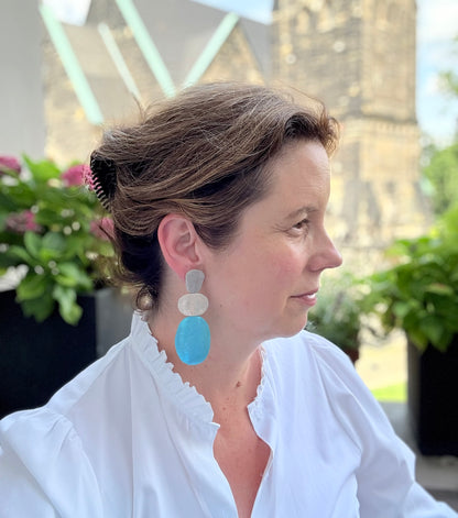 Ein Statement in Türkis: Ohrringe aus feinstem Leder