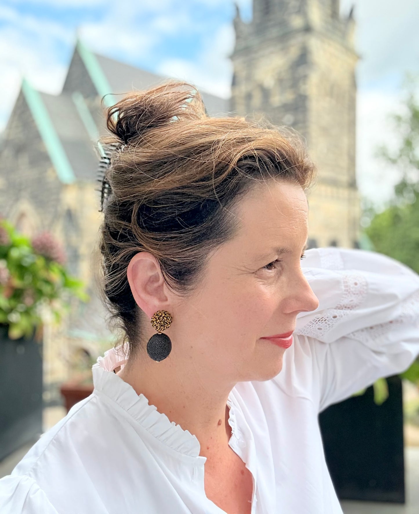 Ohrringe mit goldenem Stecker und edlem Rochenhaut-Anhänger