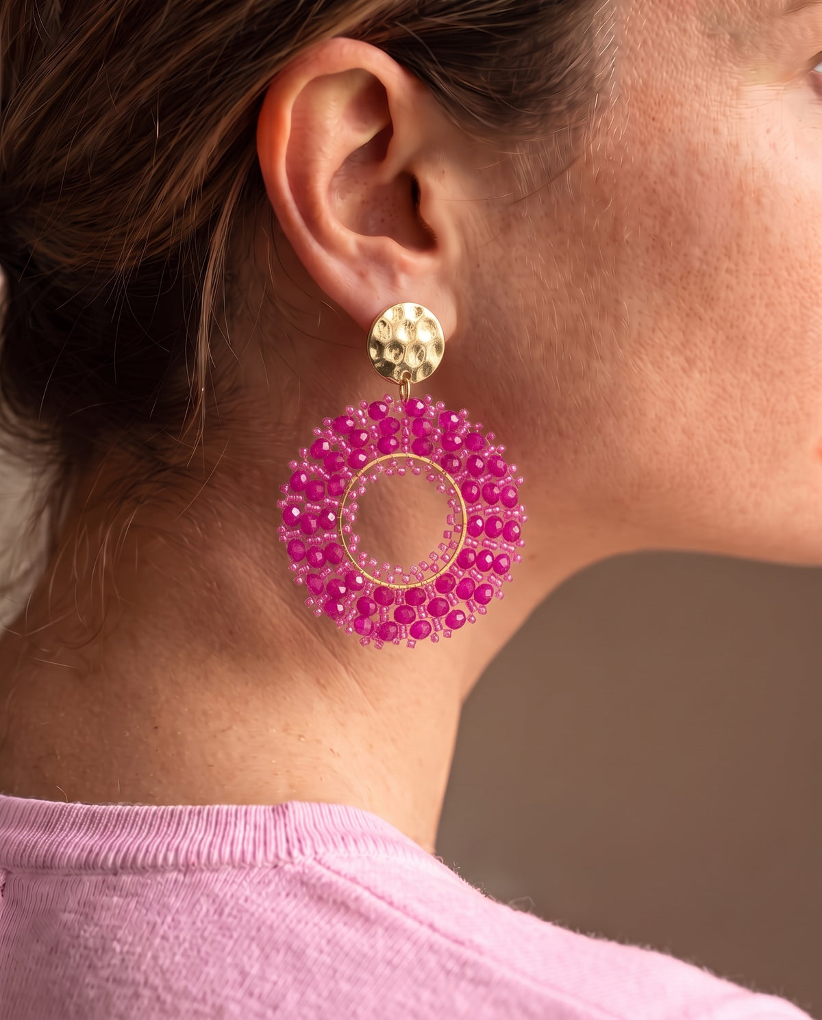 Pinke Ornament-Ohrringe mit goldfarbenem Stecker