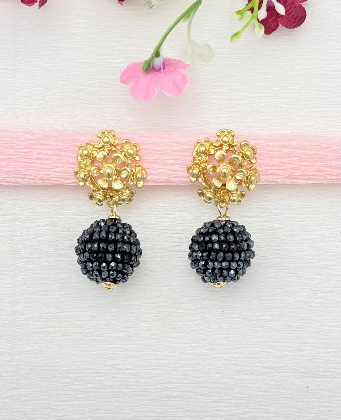 Blumen-Clips in Gold mit einer schwarzen Glitzerkugel