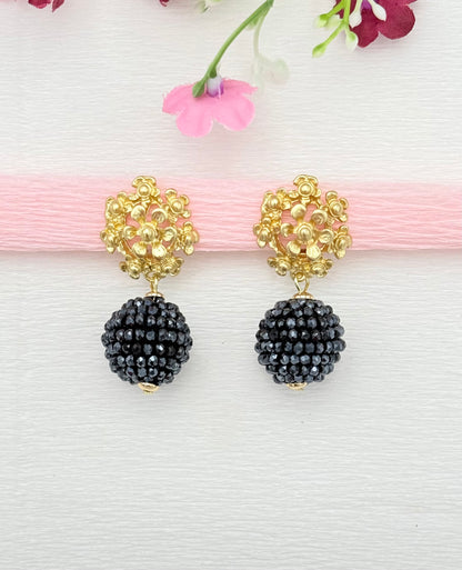 Blumen-Clips in Gold mit einer schwarzen Glitzerkugel
