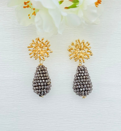 Goldene Tropfenohrringe mit Korallenstecker in elegantem mauve