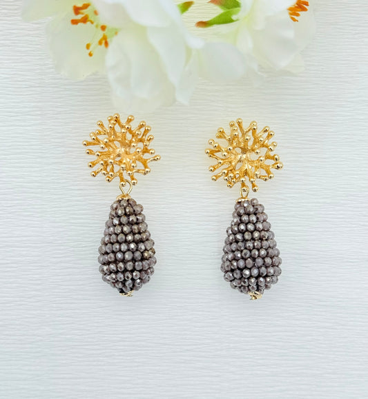 Goldene Tropfenohrringe mit Korallenstecker in elegantem mauve