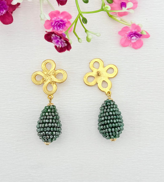 Grüne Tropfenohrringe mit goldenem Stecker