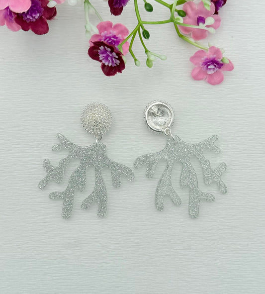 Silber schimmernde Korallenohrringe