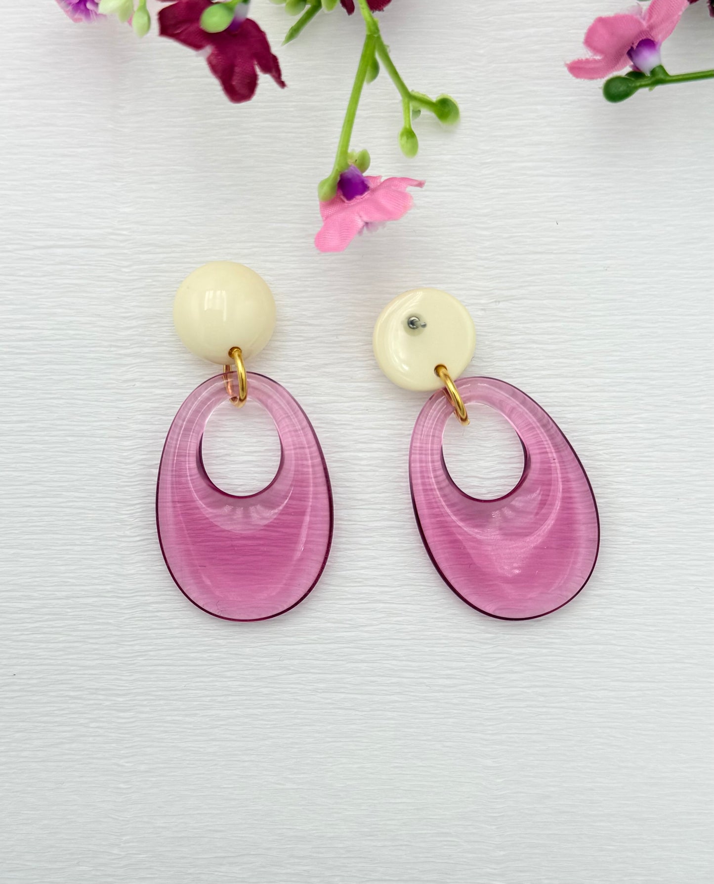Cremefarbene Ohrringe mit Anhänger in klarem Pink