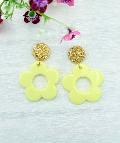 Goldene Ohrringe mit schlichtem Blumenanhänger in gelb