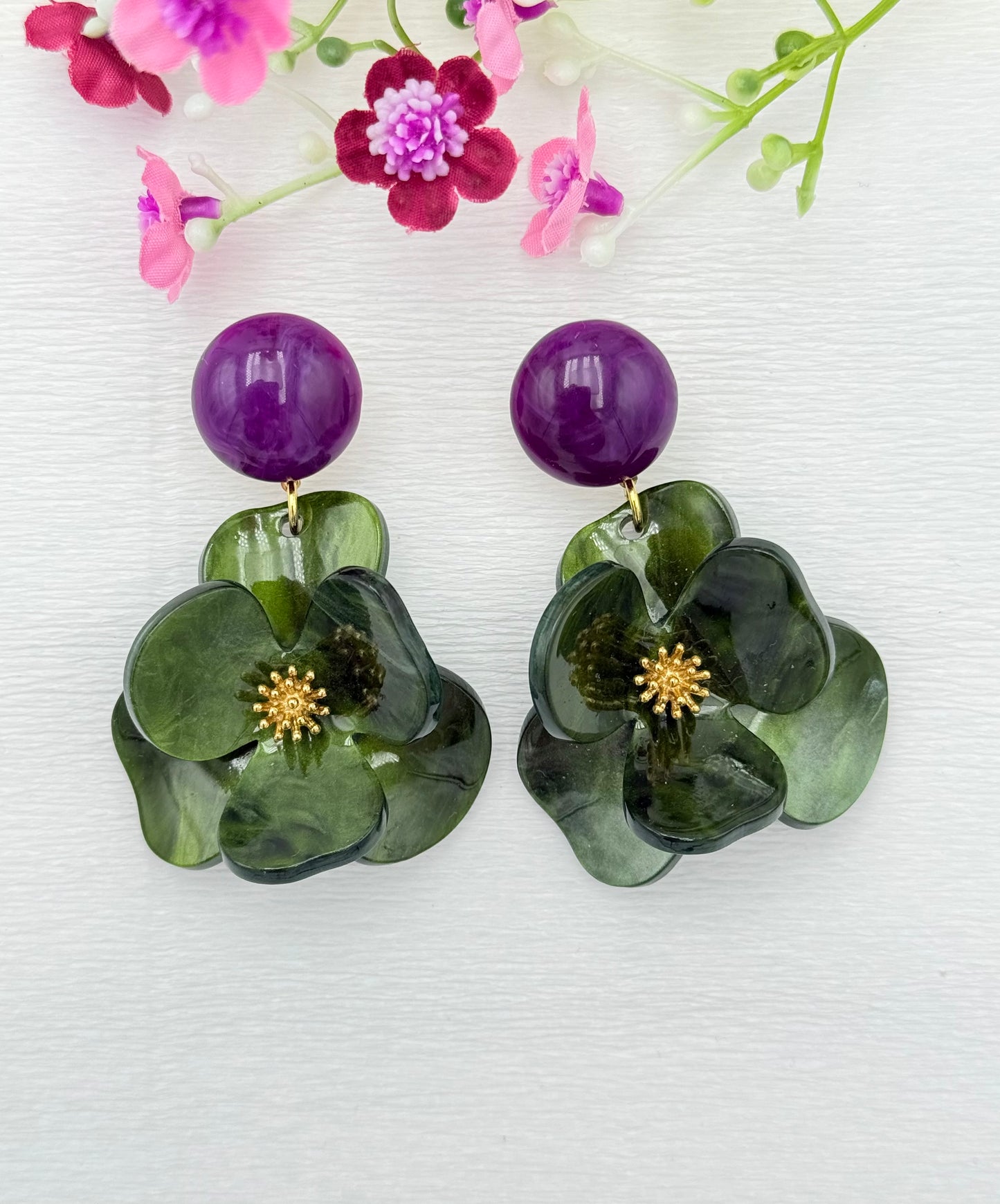Lila Ohrringe mit großem Statement-Blumenanhänger