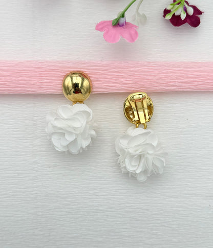 Goldene Clips mit weißem Pompon-Anhänger