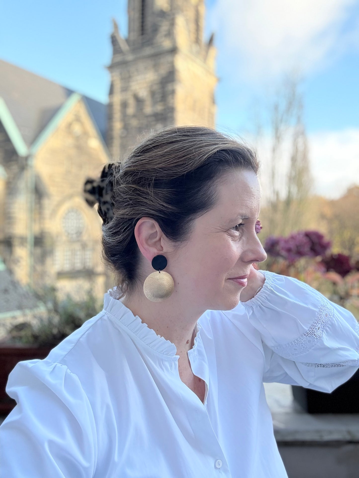 Wunderschöne leichte Lederohrringe in edlem Gold und Schwarz