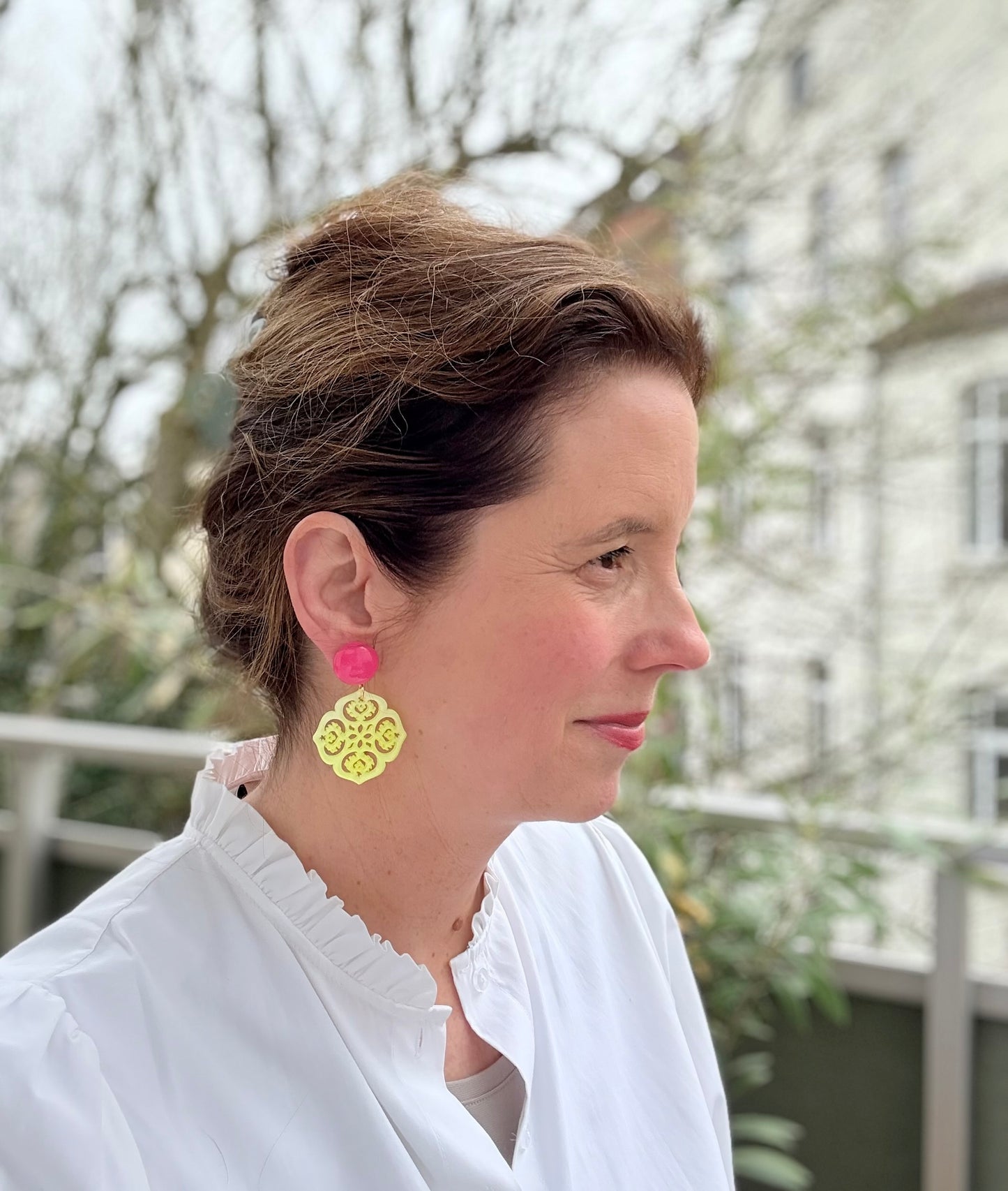 Pinke Ohrringe mit Ornament in neongelb