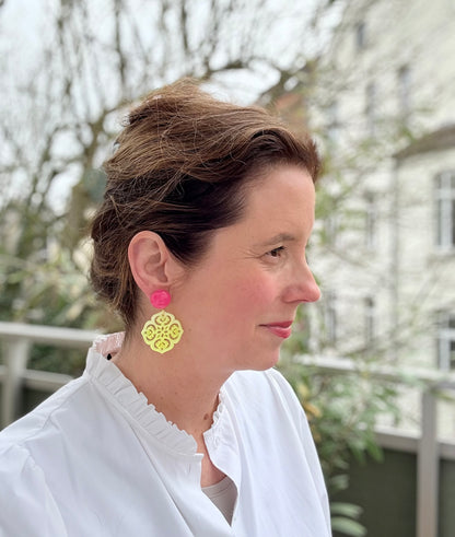 Pinke Ohrringe mit Ornament in neongelb