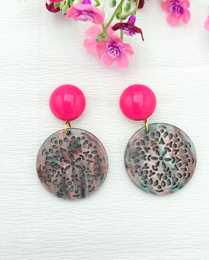 Pinke Ohrringe mit einen wunderschönen Ornament-Anhänger