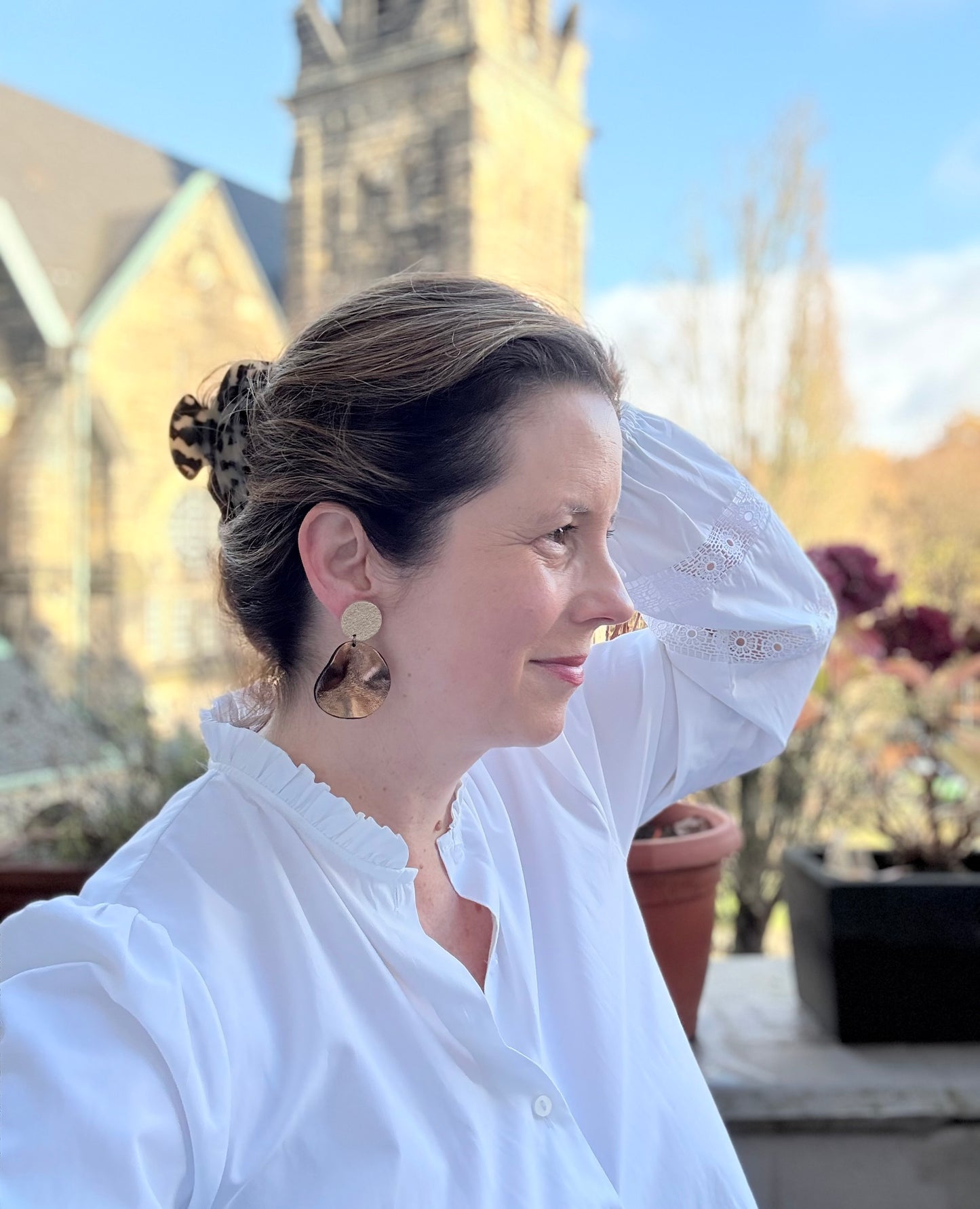 Goldbronzene Ohrringe aus Leder mit einem kleinen gewellten Anhänger