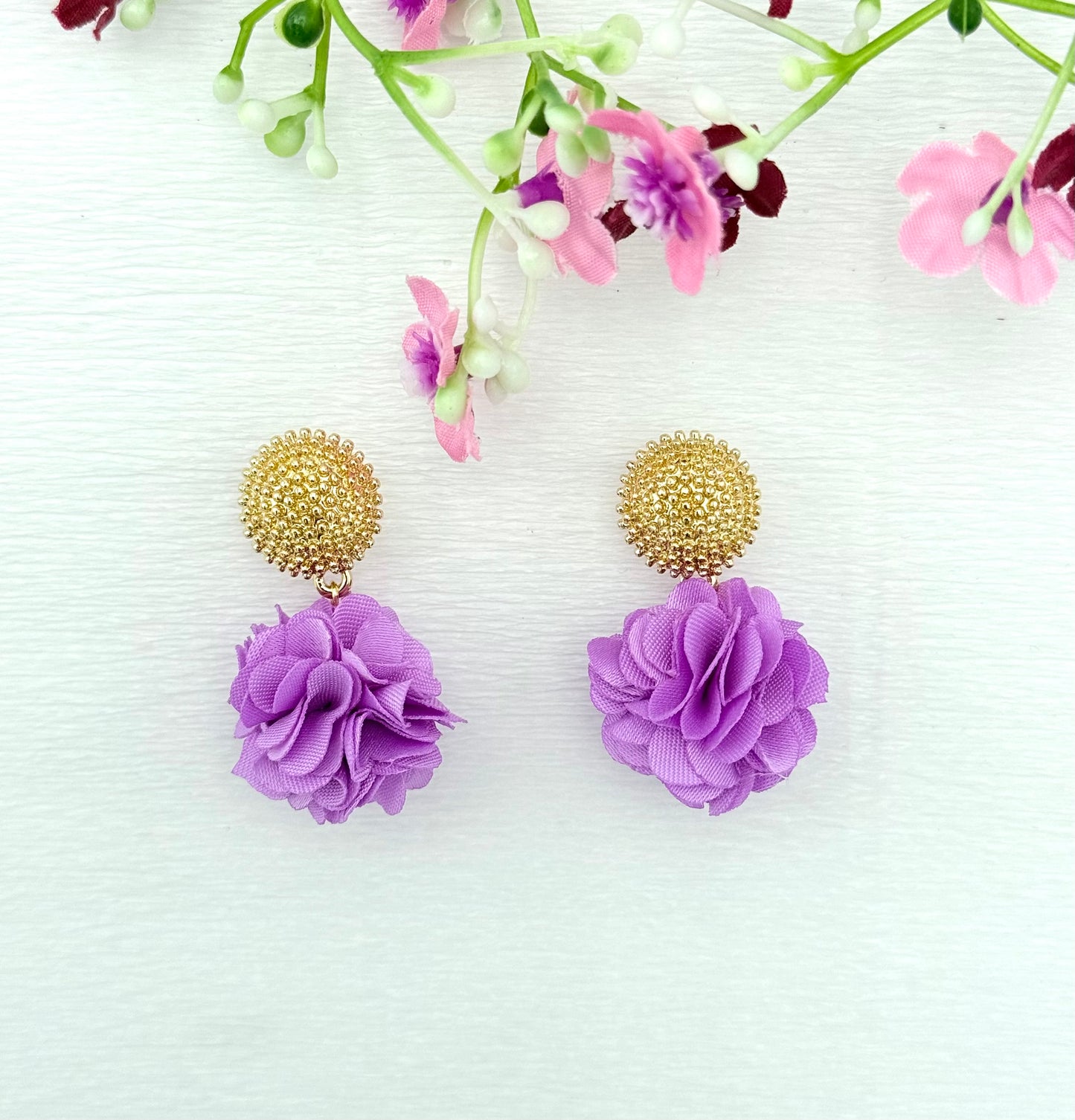 Dolly Ohrringe – Fliederfarbene Pompon-Ohrringe mit goldfarbenem Stecker