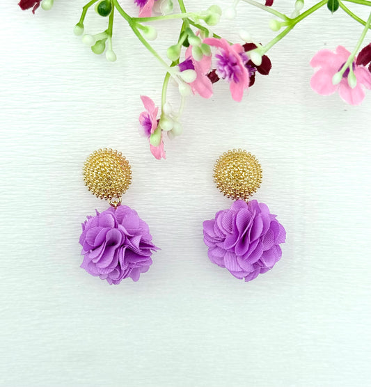 Dolly Ohrringe – Fliederfarbene Pompon-Ohrringe mit goldfarbenem Stecker