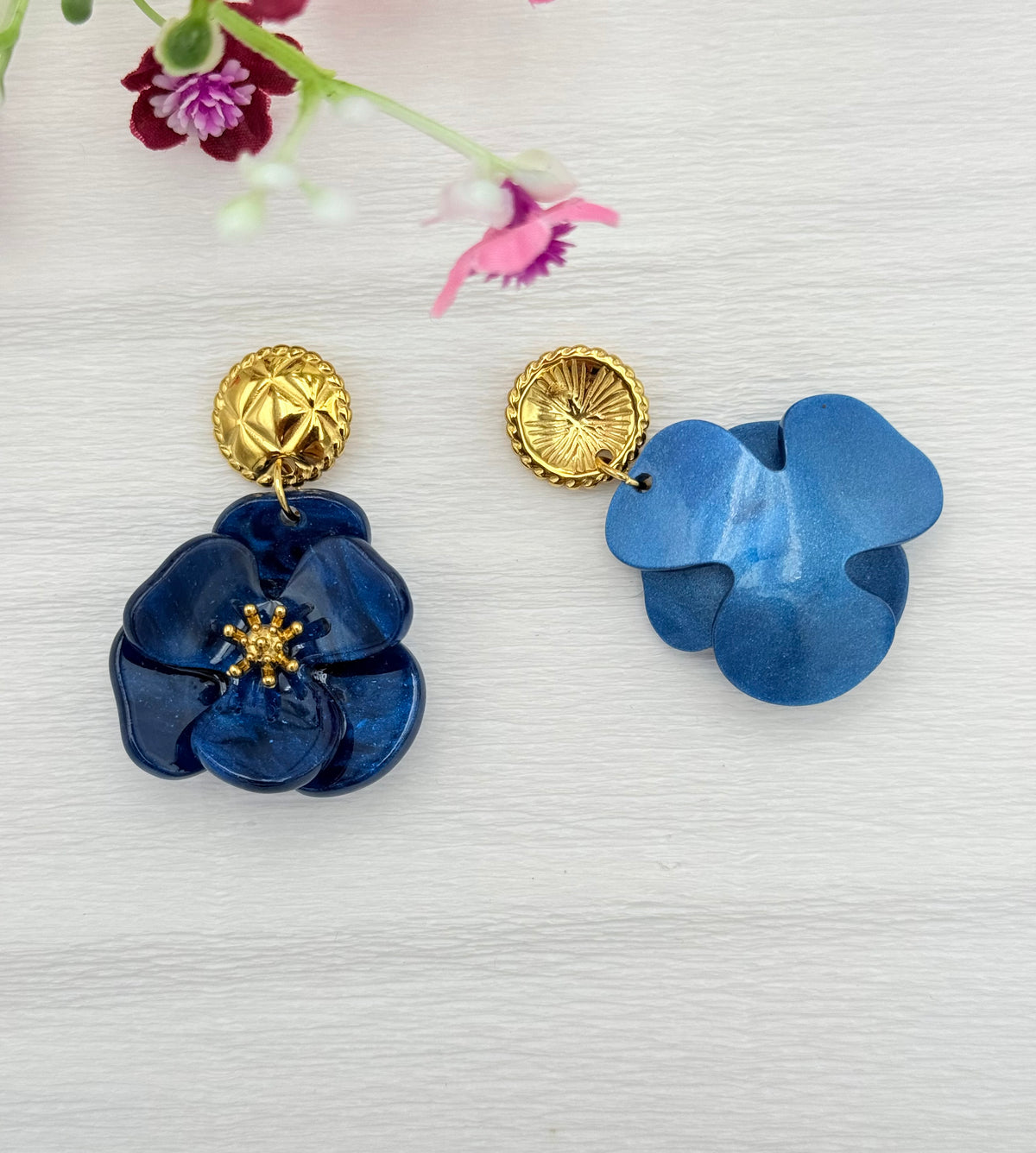 Blaue Blumenohrringe mit vergoldetem Stecker