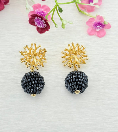 Schwarze Glitzer-Ohrringe mit Korallenstecker