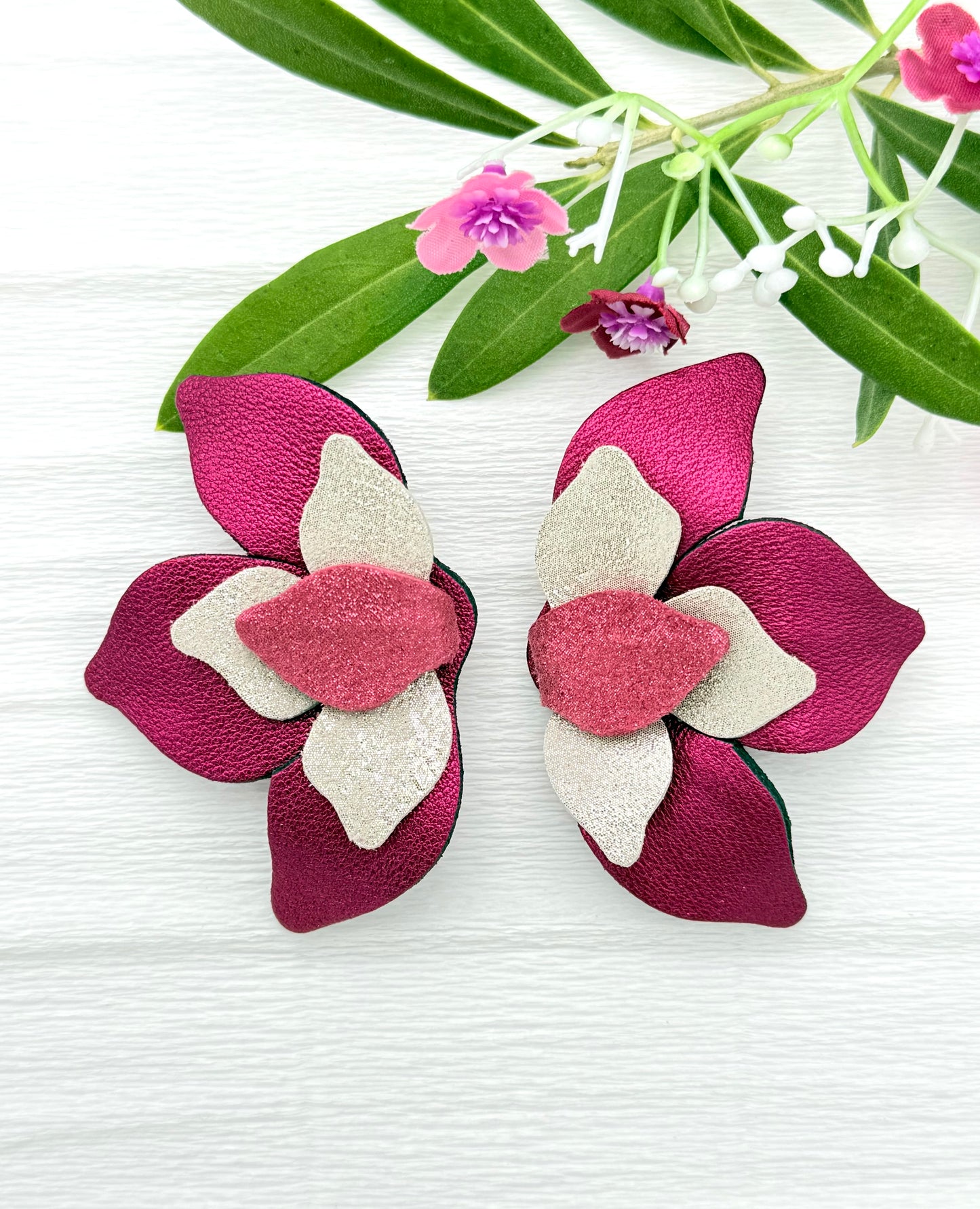 Leichte Blumen-Ohrringe aus edlem Leder in Weinrot - tolle Hingucker