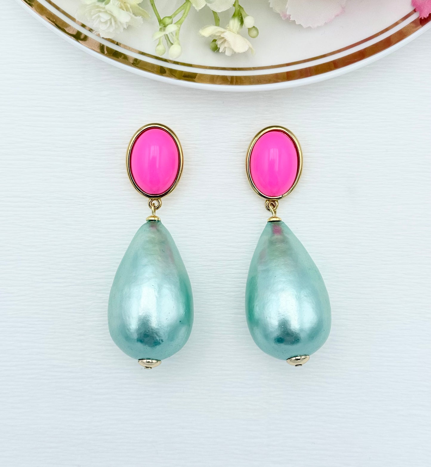 Ovaler Stecker in Flamingopink mit ganz leichtem Tropfen in mint