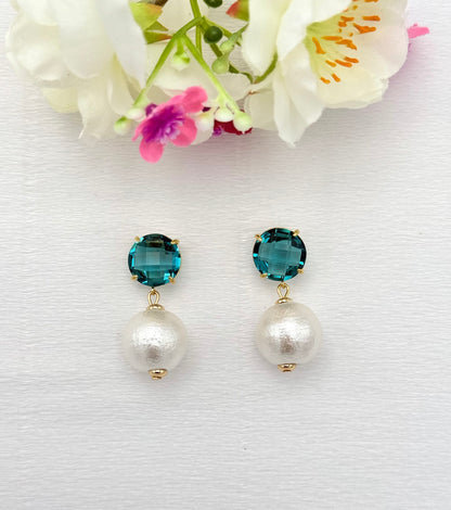 Petrolblauer Ohrringstecker mit  Baumwollperle