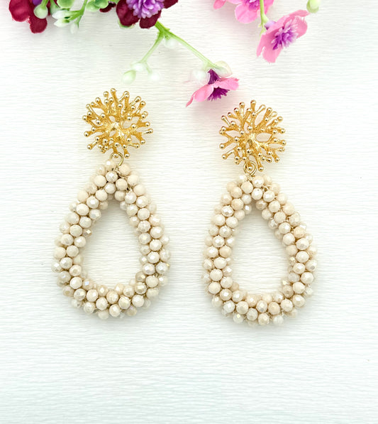 Tropfenohrringe in elegantem Beige mit Korallenstecker