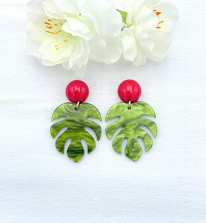 Ohrringe mit Monstera-Blatt und rotem Stecker