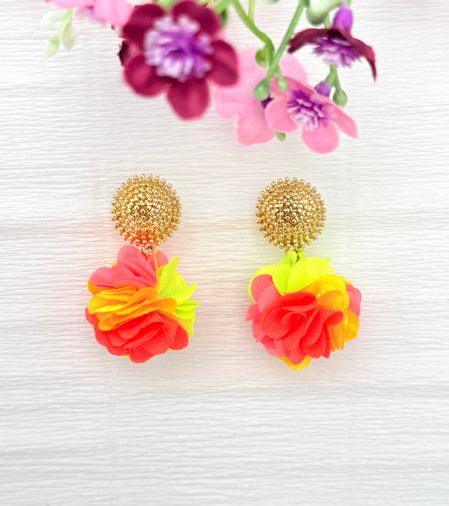Dolly – Multicolour Pompon-Ohrringe in Neontönen mit goldfarbenem Stecker