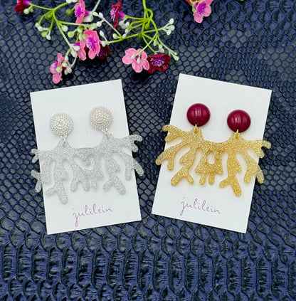 Goldene Korallenohrringe mit weinrotem Stecker