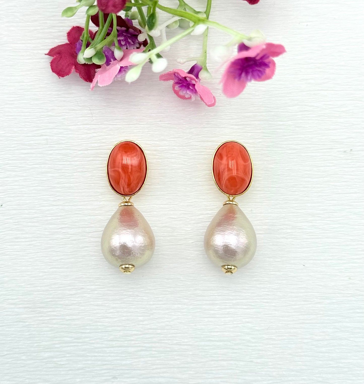 Vergoldetet Ohrringe in orange mit  Baumwolltropfen