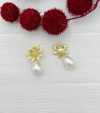 Goldene Blütenohrringe mit kleiner   leichter Baumwollperle