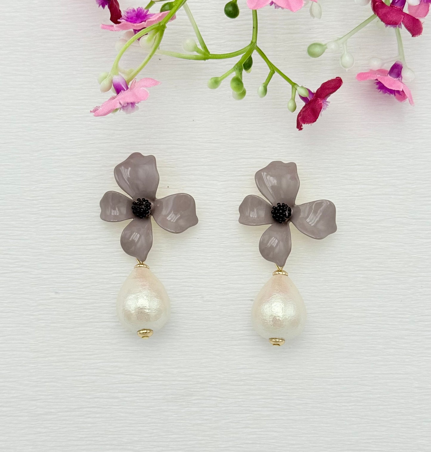 Edle Blumenohrringe in taupe mit Baumwollperle in Tropfenform