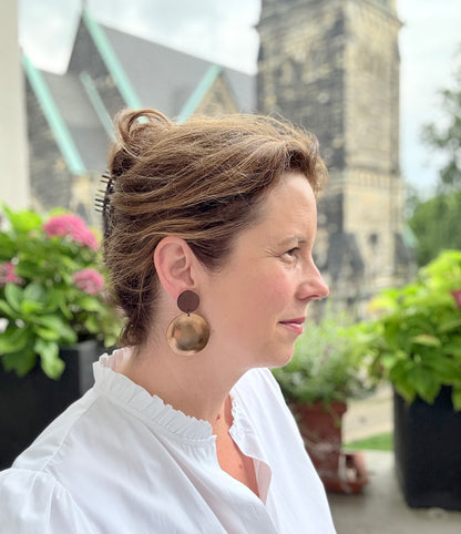 Elegante Ohrringe aus feinstem Leder mit einem runden Anhänger in edlem Bronzeton