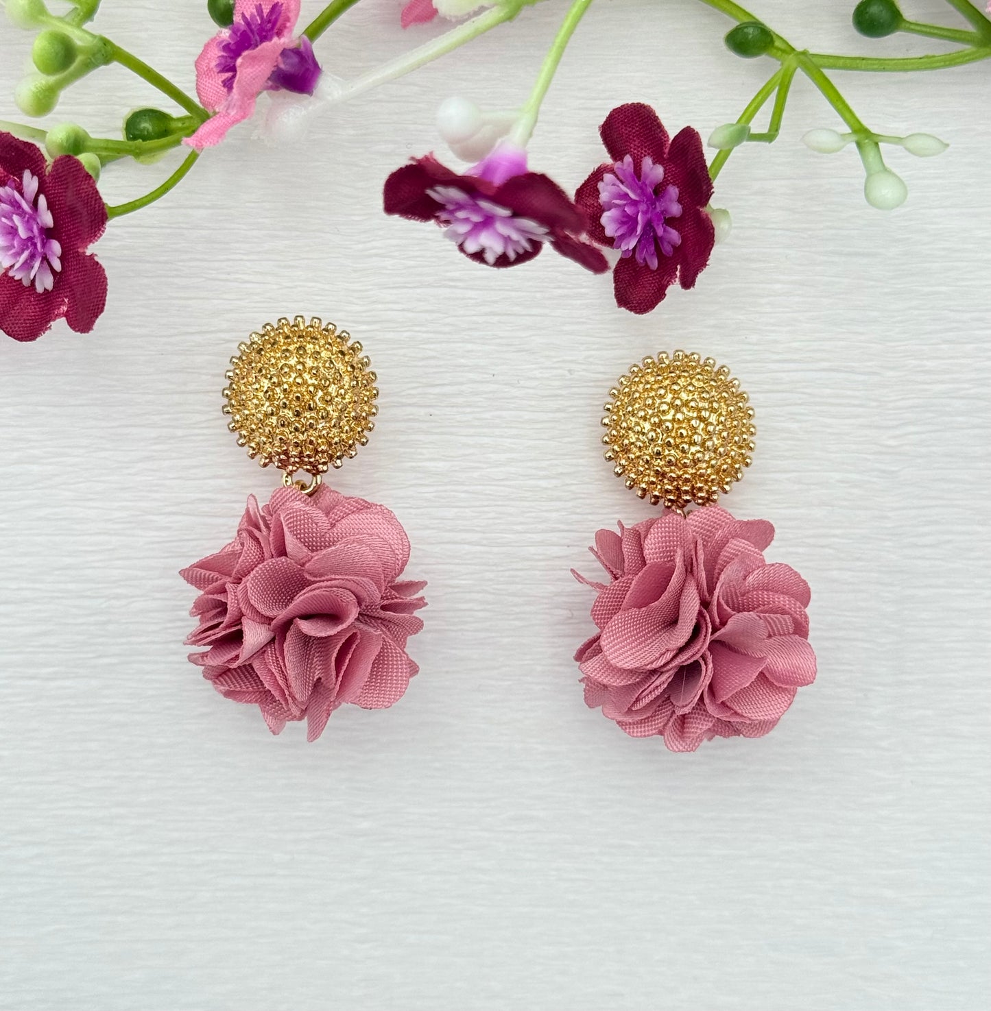 Dolly Ohrringe –  Pompon-Ohrringe in Altrosa mit goldfarbenem Stecker