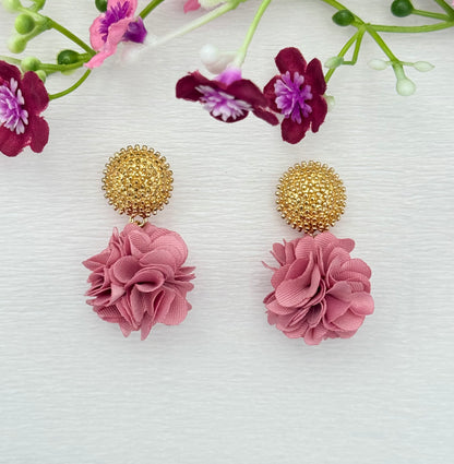 Dolly Ohrringe –  Pompon-Ohrringe in Altrosa mit goldfarbenem Stecker