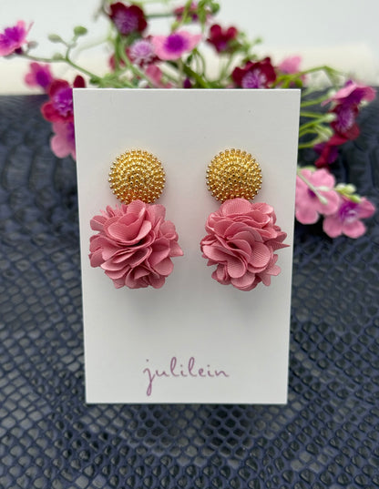Dolly Ohrringe –  Pompon-Ohrringe in Altrosa mit goldfarbenem Stecker
