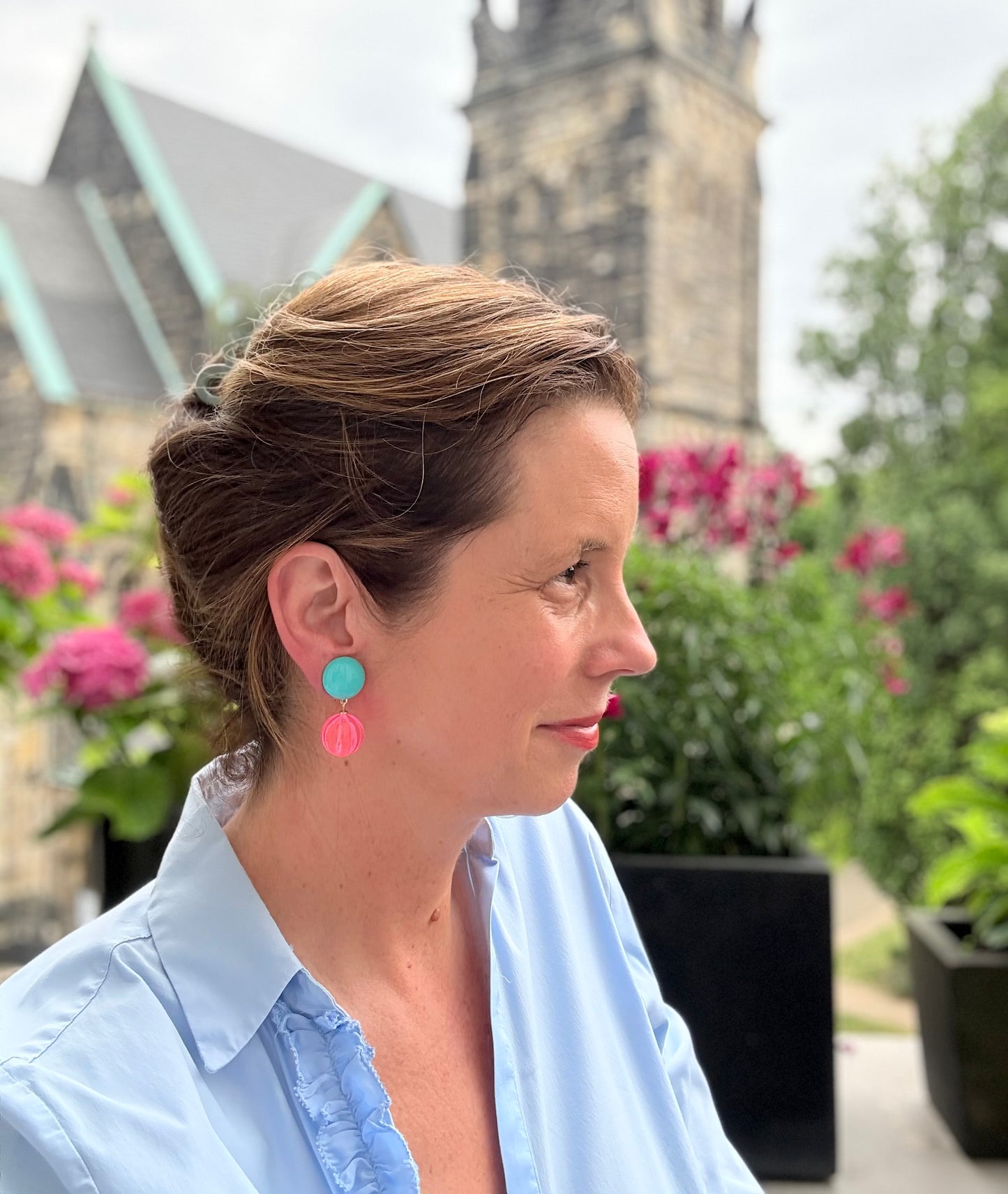Türkisfarbene Clips mit Kugelanhänger in transparentem neonpink