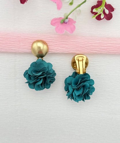 Goldene Clips mit Pompon-Anhänger in Petrolgrün