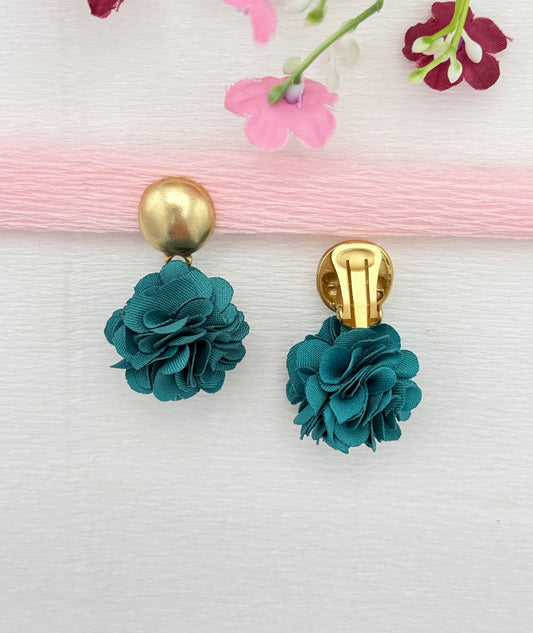 Goldene Clips mit Pompon-Anhänger in Petrolgrün