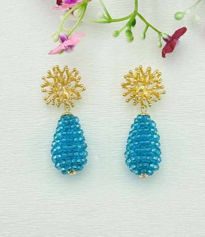 Schöne Ohrringe mit türkisem Glitzertropfen und Stecker in Korallenform