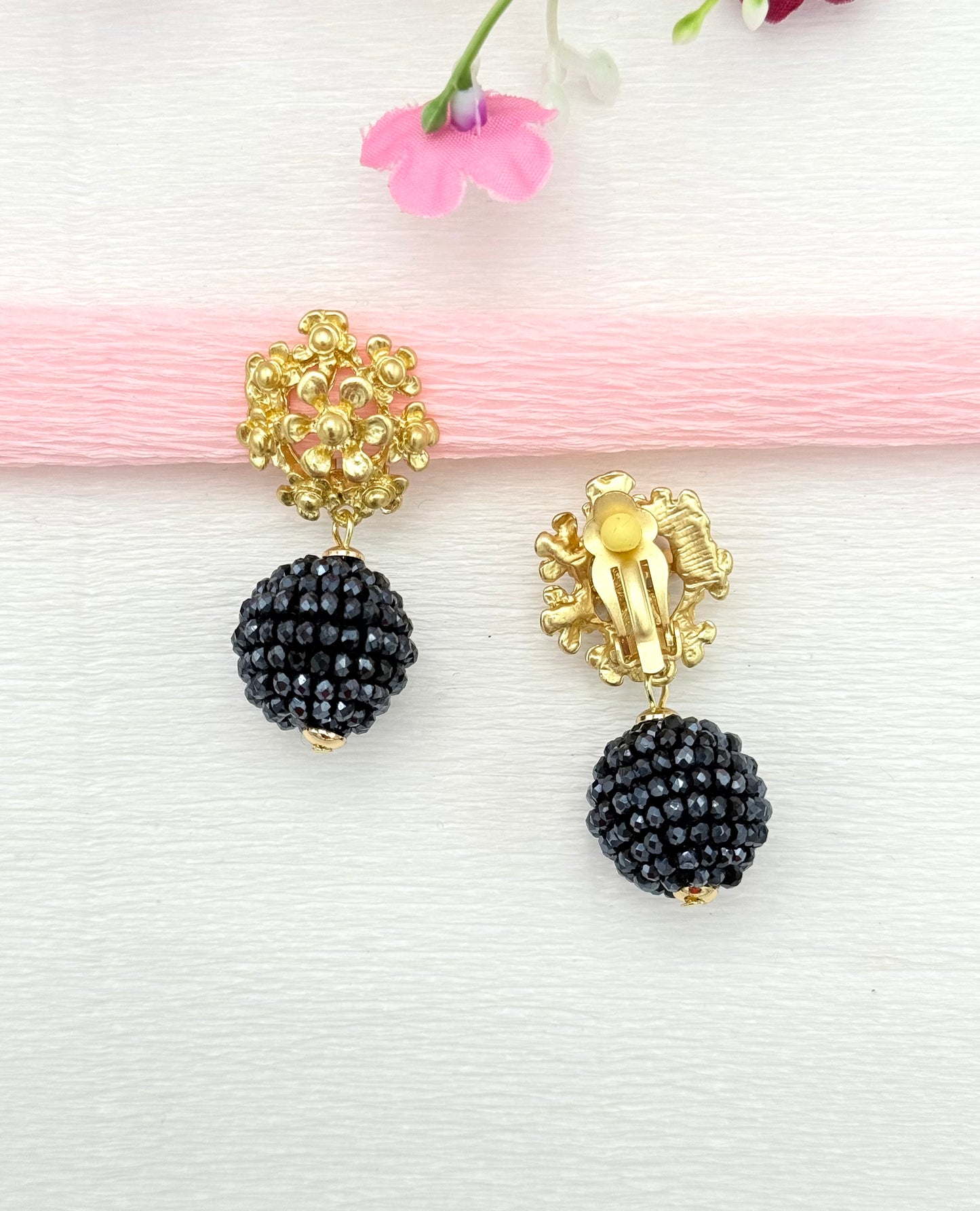 Blumen-Clips in Gold mit einer schwarzen Glitzerkugel