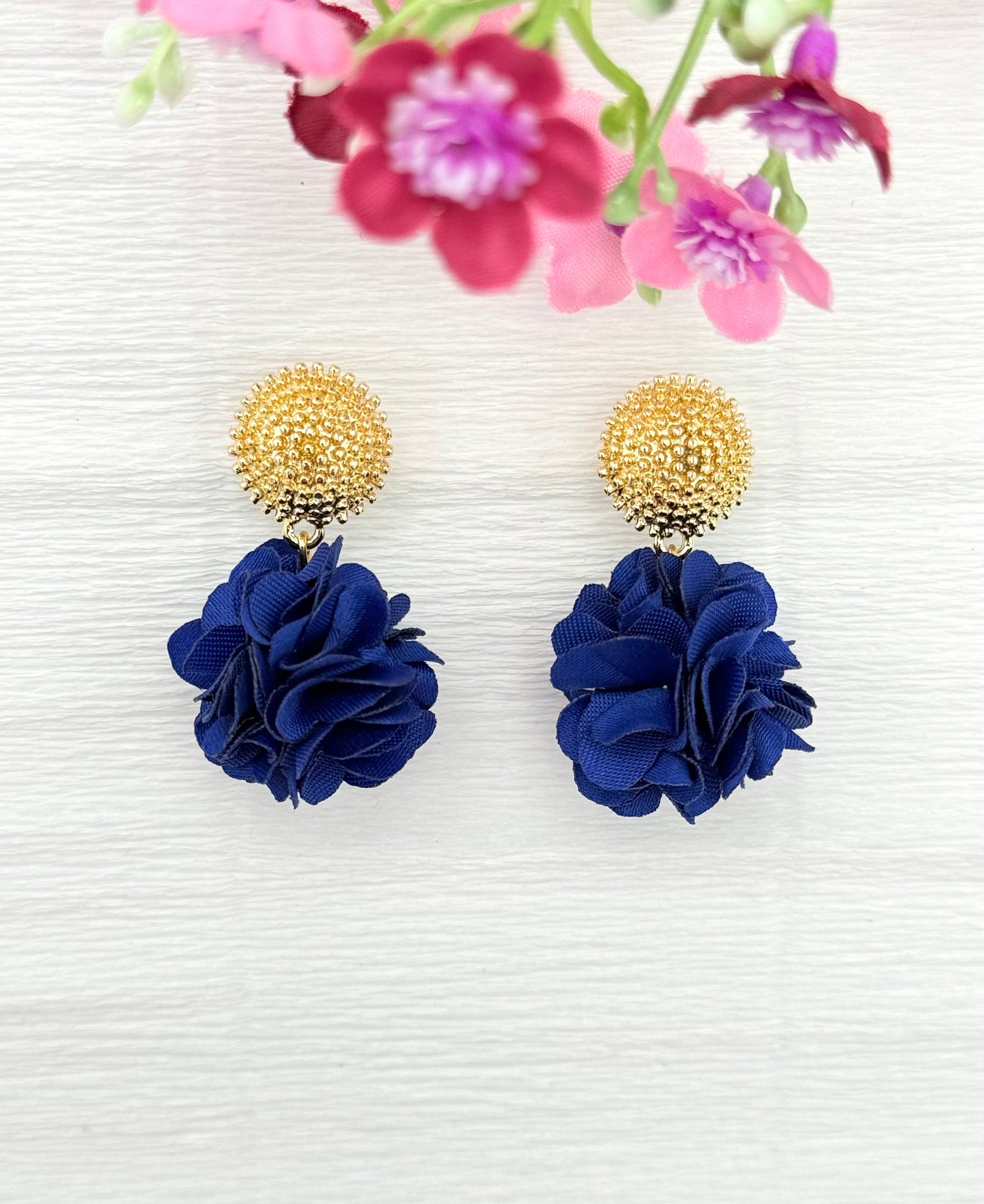 Dolly Ohrringe – Blaue Pompon-Ohrringe mit goldenem Stecker