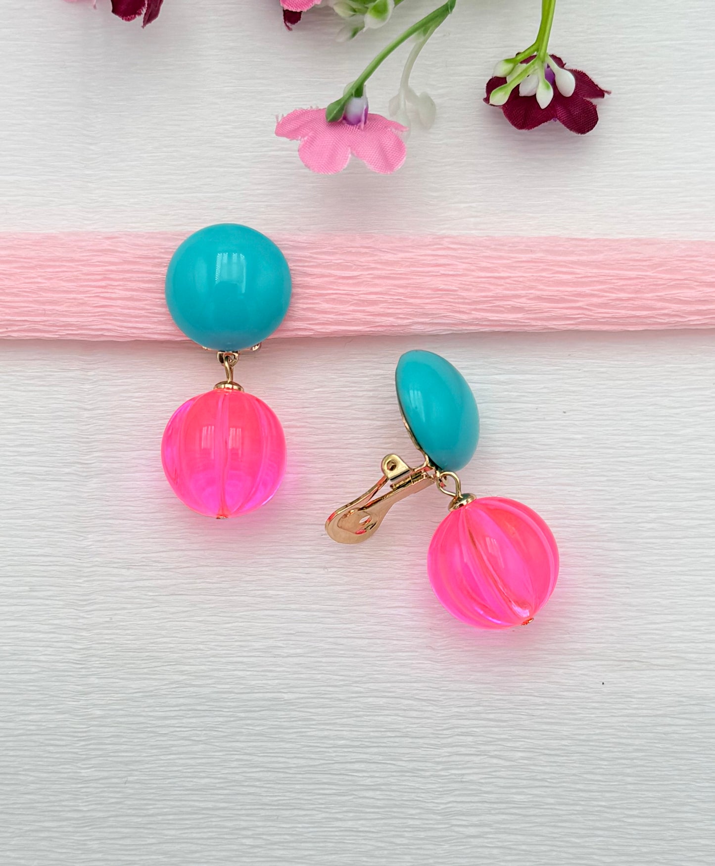 Türkisfarbene Clips mit Kugelanhänger in transparentem neonpink